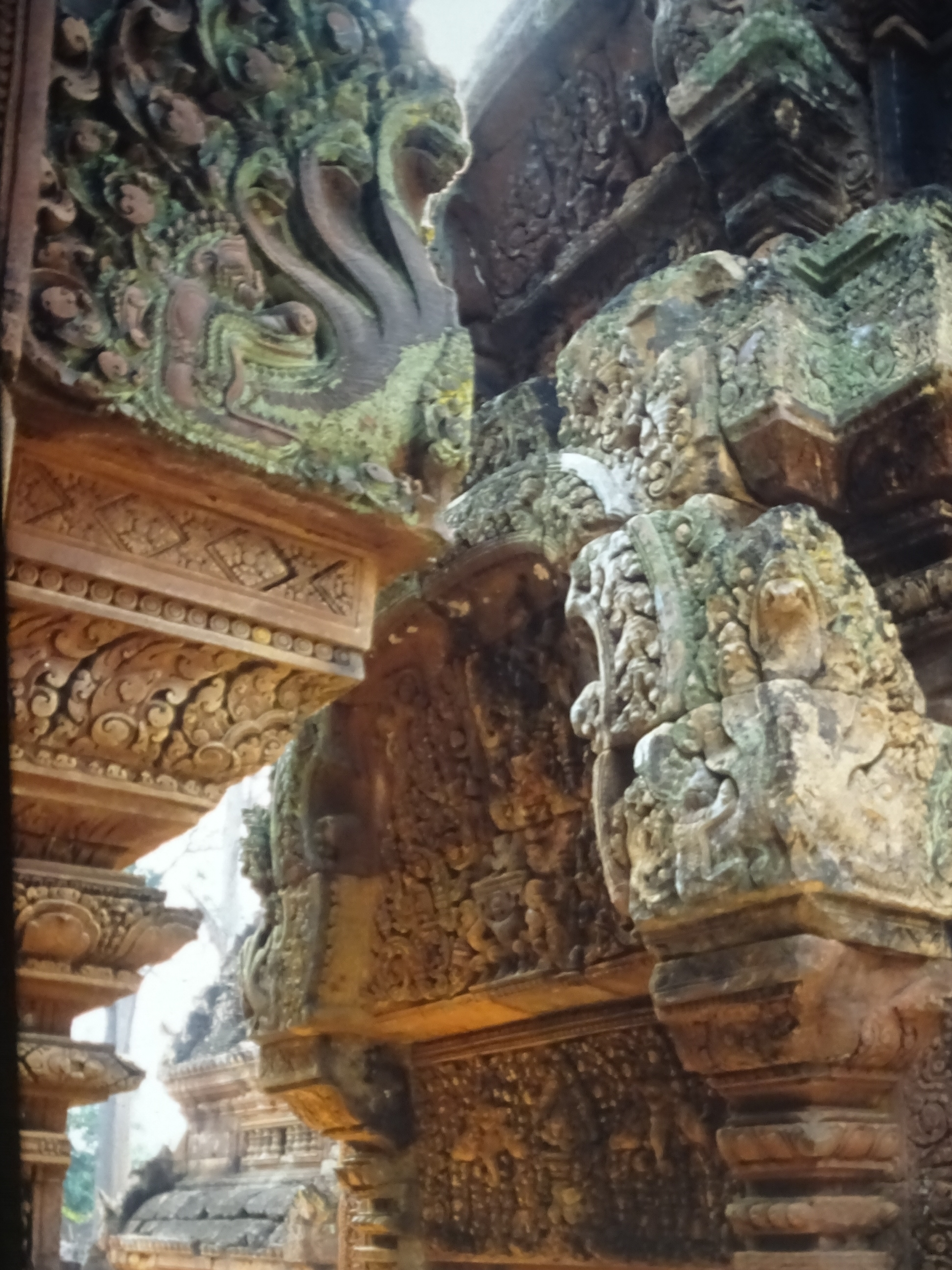 DSC04776 5E banteay shrei space betw 2 pediments