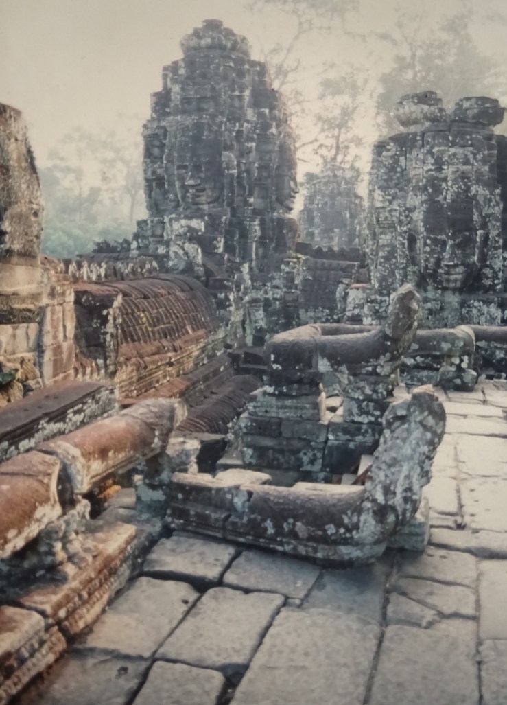 DSC04812 8.16 bayon upper platform w railings & view down into crevice