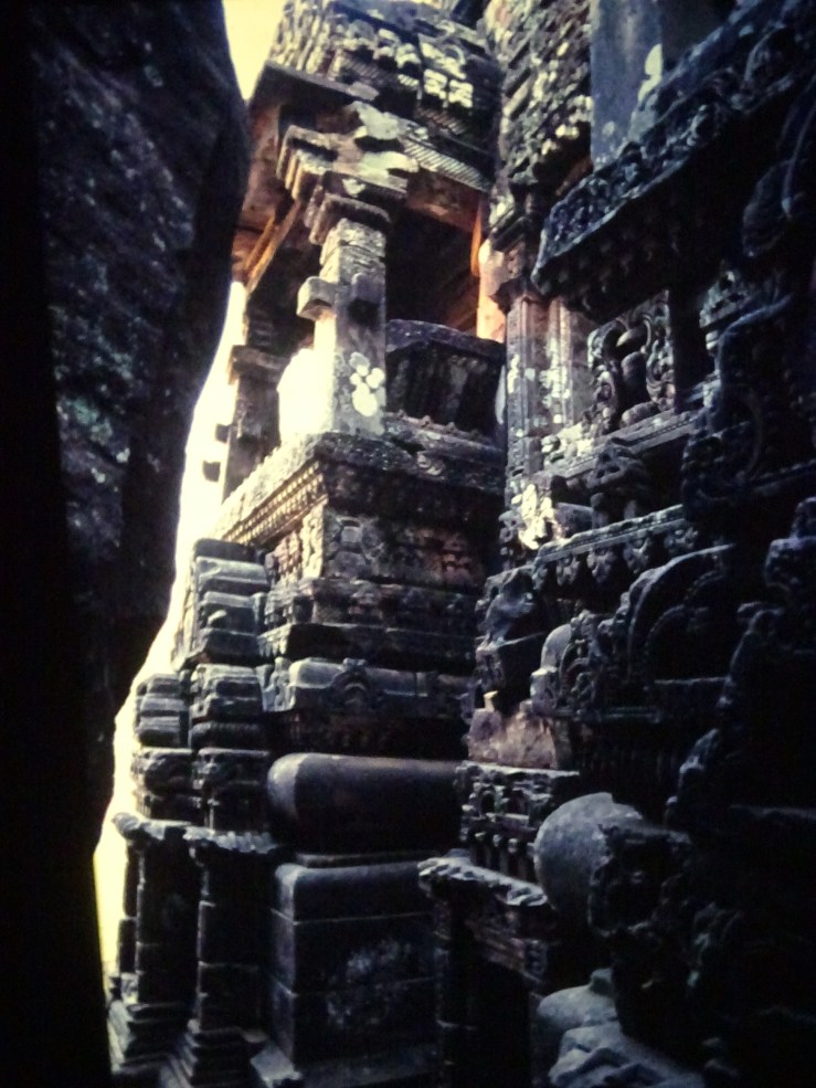 DSC04853 building becoming a rockface vs hill:eclipse