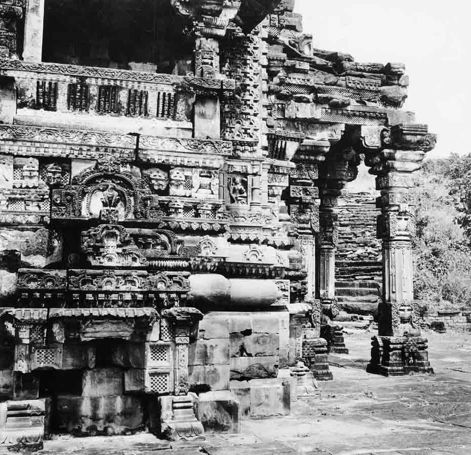 1 gyaraspur patch 188+ det L corner & porch cows eye gable over low niche ar_003046 copy.jpg