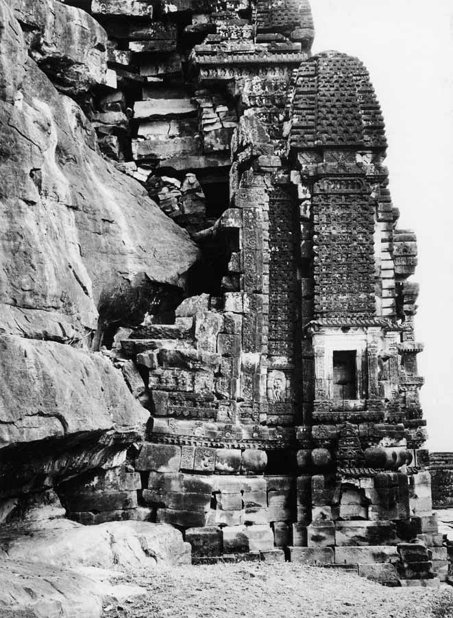 1 gyaraspur rock 191 det rock at SW corner ar_041229 copy.jpg